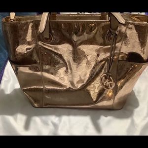 MICHAEL KORS JET SET ROSE GOLD METALLIC TOTE